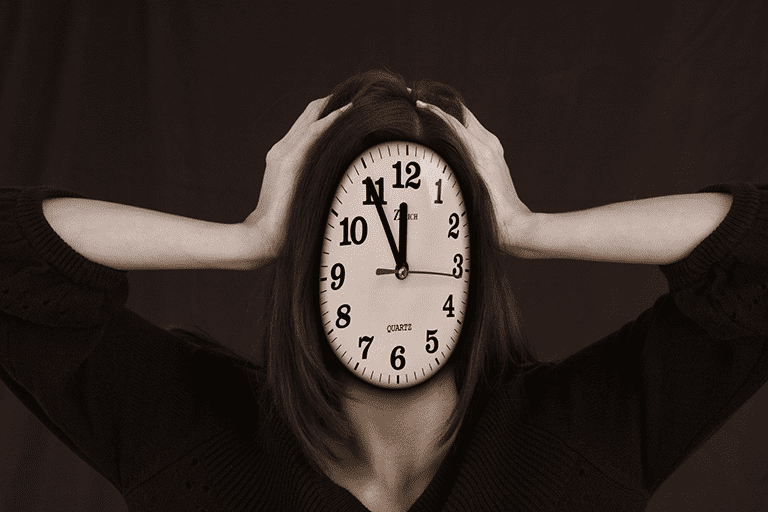 Femme avec un visage d'horloge